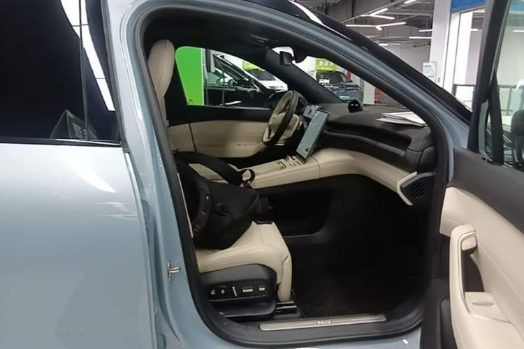 Used Nio ES6 2024 75 kWh Right Front Seat