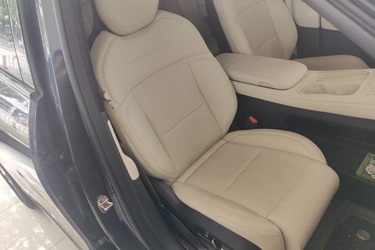 Used Nio ES6 2024 75 kWh Right Front Seat