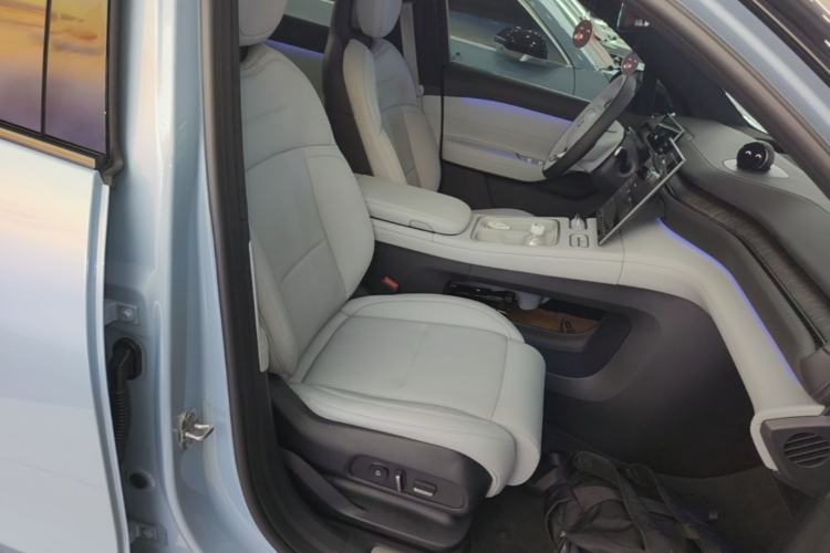 Used Nio ES6 2024 75 kWh Right Front Seat