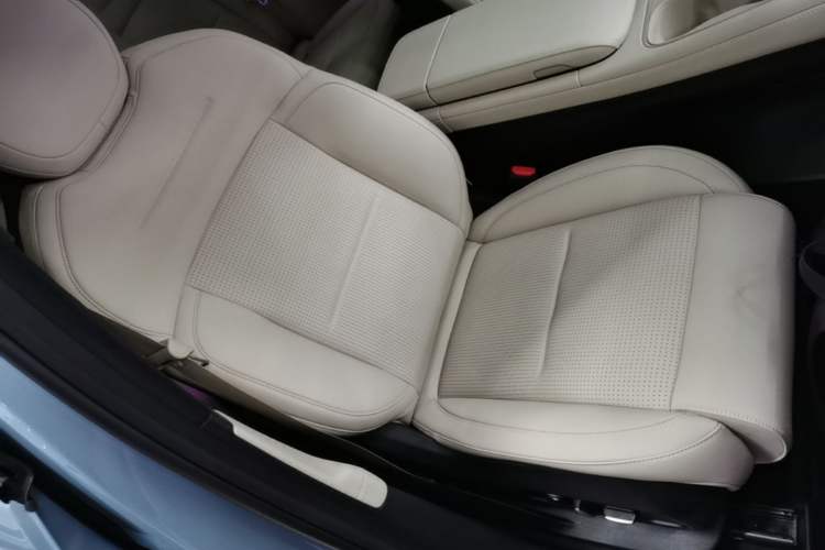 Used Nio ES6 2024 75 kWh Right Front Seat