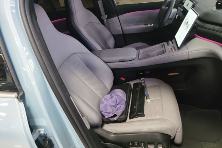 Used Nio ES6 2024 75 kWh Right Front Seat