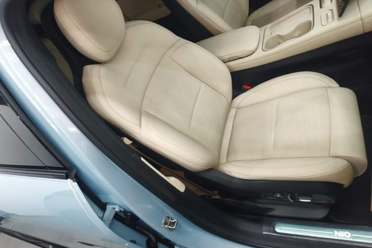 Used Nio ES6 2024 75 kWh Right Front Seat