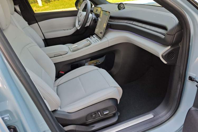 Used Nio ES6 2024 75 kWh Right Front Seat