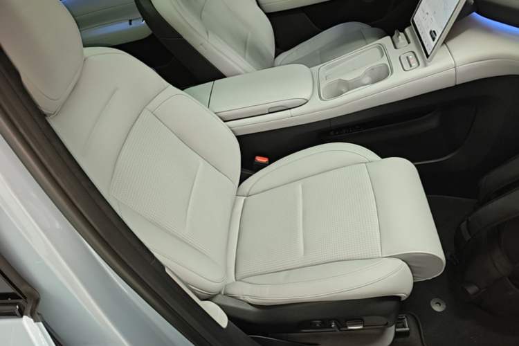 Used Nio ES6 2024 75 kWh Right Front Seat
