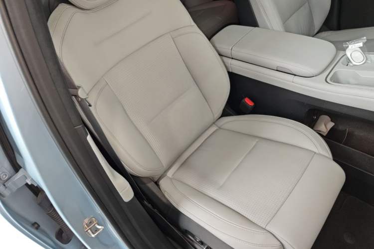 Used Nio ES6 2024 75 kWh Right Front Seat