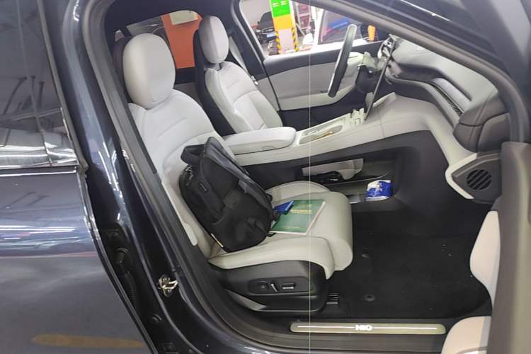 Used Nio ES6 2024 75 kWh Right Front Seat