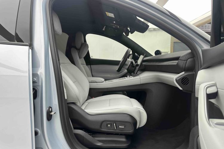 Used Nio ES6 2024 75 kWh Right Front Seat