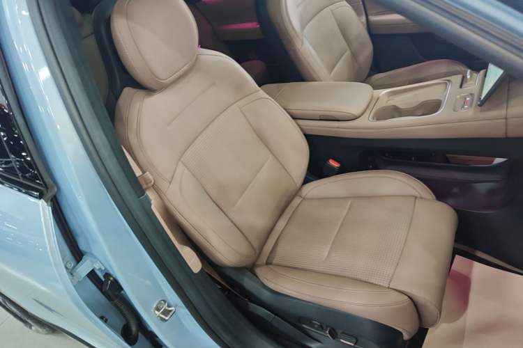 Used Nio ES6 2024 75 kWh Right Front Seat