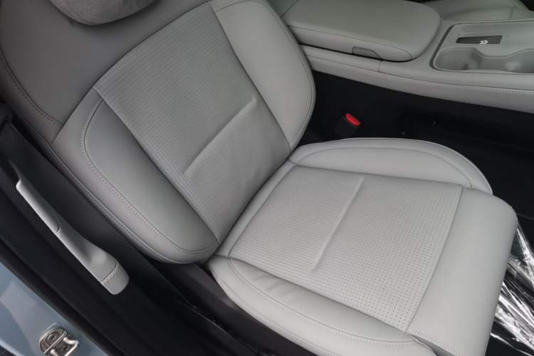 Used Nio ES6 2024 75 kWh Right Front Seat