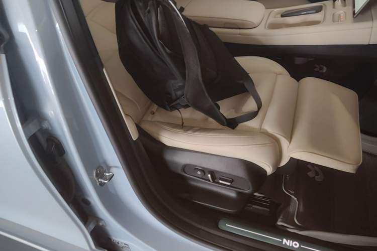 Used Nio ES6 2024 75 kWh Right Front Seat
