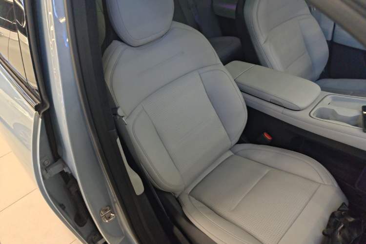 Used Nio ES6 2024 75 kWh Right Front Seat