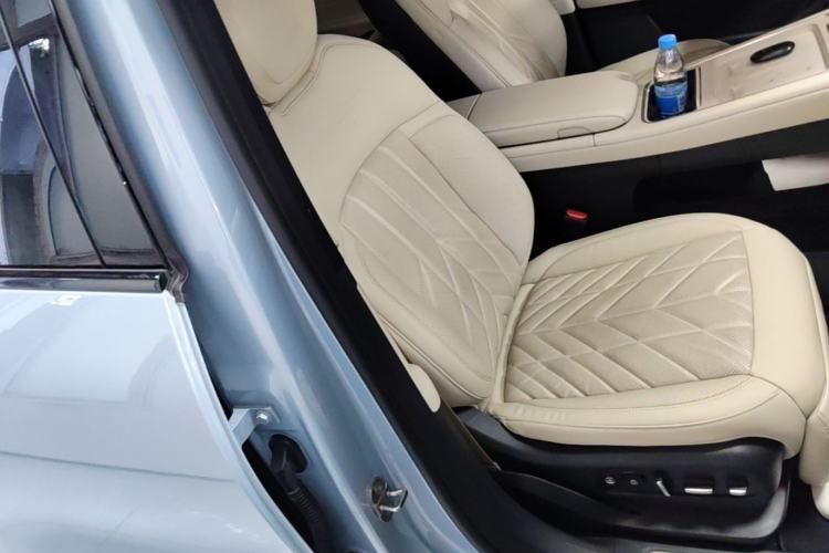 Used Nio ES6 2024 75 kWh Right Front Seat