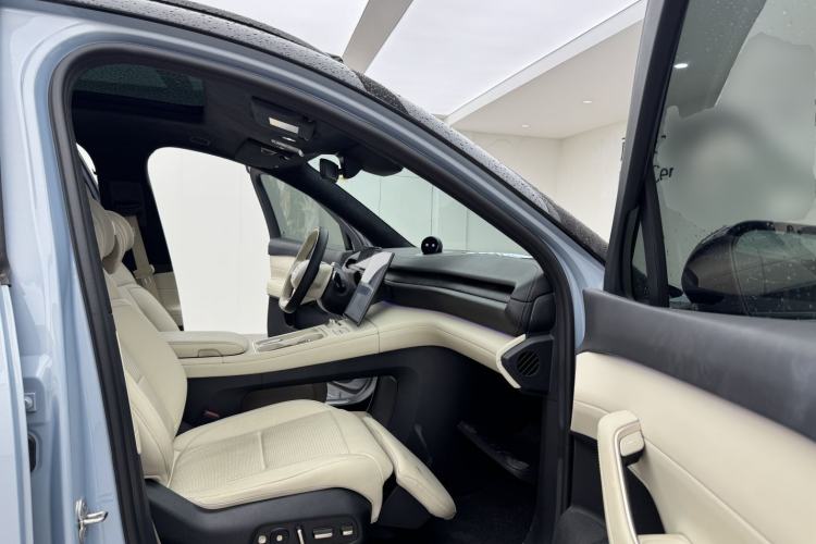 Used Nio ES6 2024 75 kWh Right Front Seat