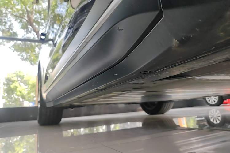 Used Nio ES6 2024 75 kWh Right Side Sill