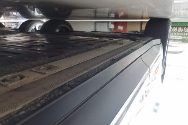 Used Nio ES6 2024 75 kWh Right Side Sill
