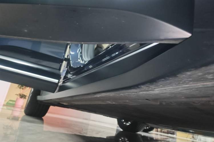 Used Nio ES6 2024 75 kWh Right Side Sill