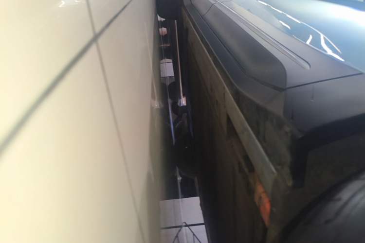 Used Nio ES6 2024 75 kWh Right Side Sill