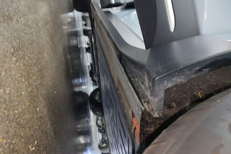 Used Nio ES6 2024 75 kWh Right Side Sill