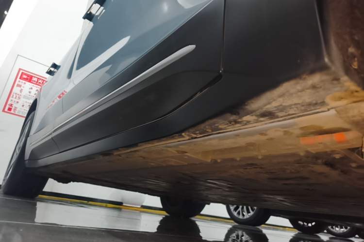 Used Nio ES6 2024 75 kWh Right Side Sill