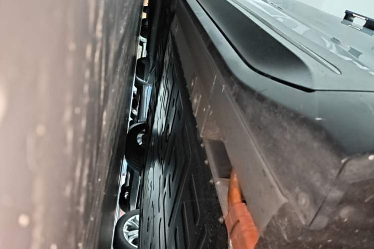 Used Nio ES6 2024 75 kWh Right Side Sill
