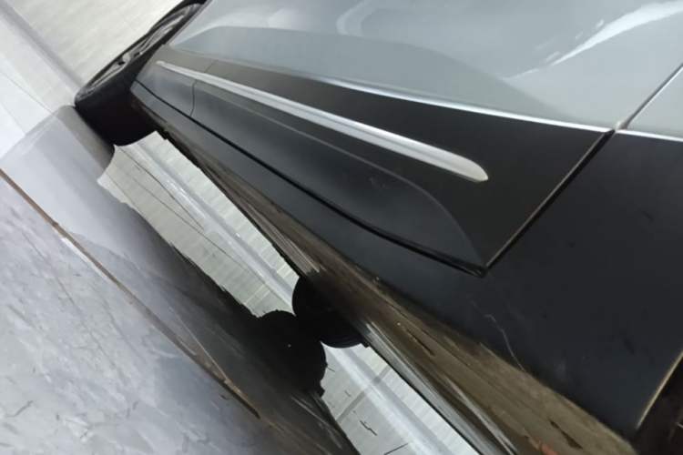 Used Nio ES6 2024 75 kWh Right Side Sill