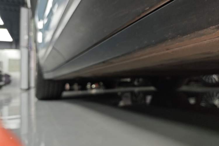 Used Nio ES6 2024 75 kWh Right Side Sill