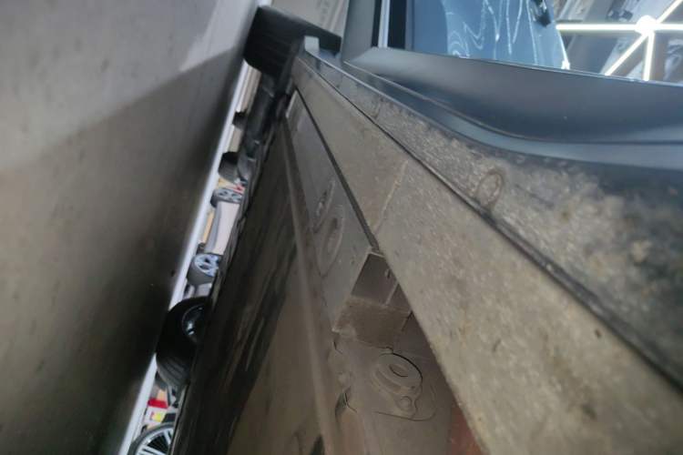 Used Nio ES6 2024 75 kWh Right Side Sill