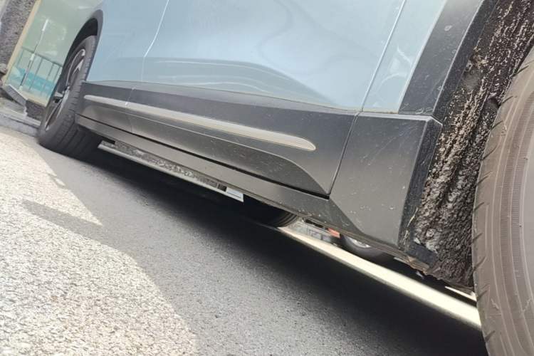 Used Nio ES6 2024 75 kWh Right Side Sill