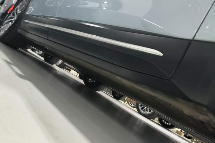 Used Nio ES6 2024 75 kWh Right Side Sill