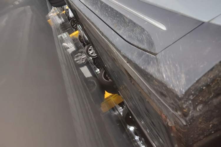 Used Nio ES6 2024 75 kWh Right Side Sill