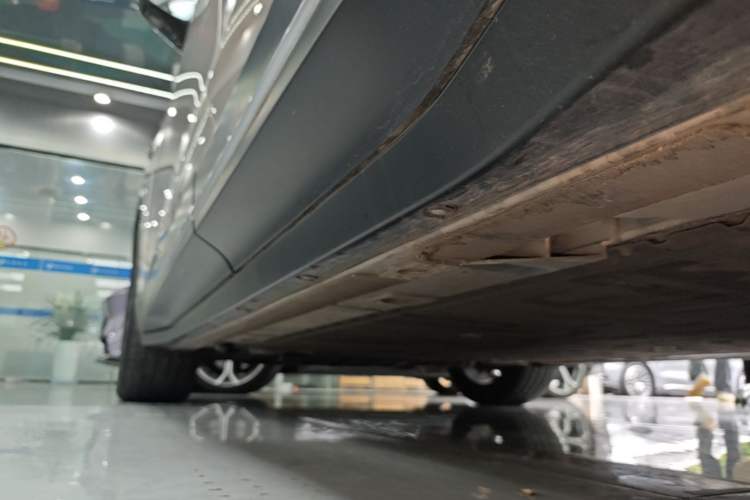 Used Nio ES6 2024 75 kWh Left Side Sill