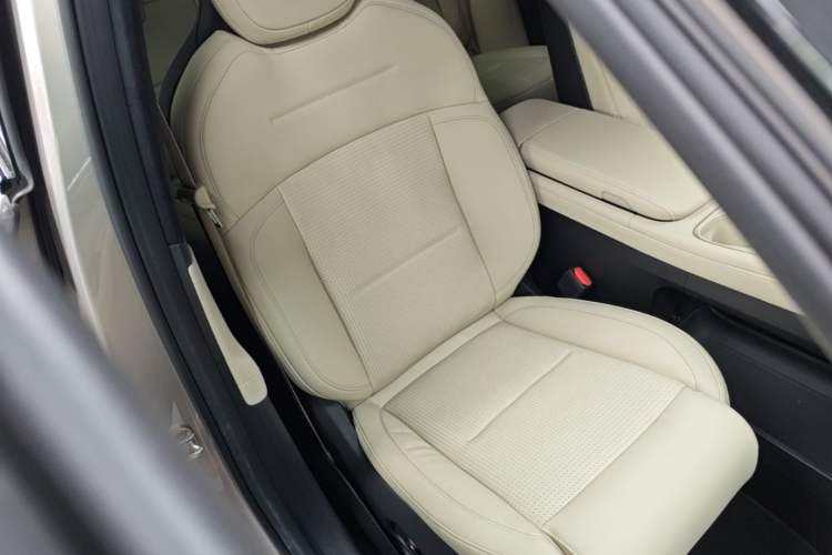 Used Nio ES6 2024 75 kWh Right Front Seat