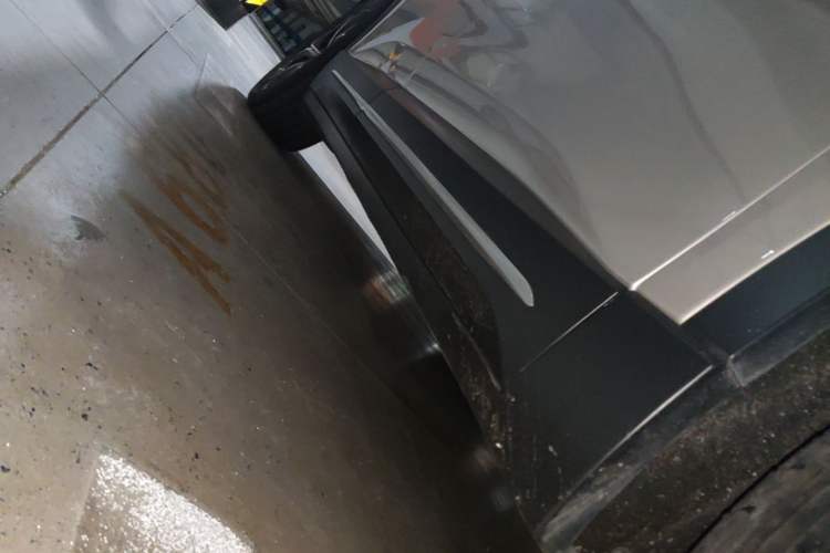Used Nio ES6 2024 75 kWh Right Side Sill