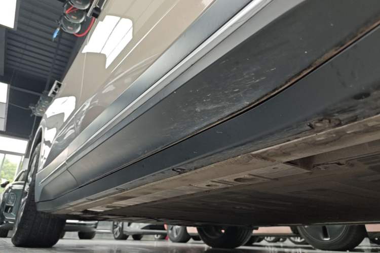 Used Nio ES6 2024 75 kWh Right Side Sill