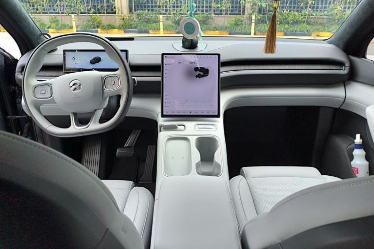 Used Nio ES6 2024 75 kWh Center Console