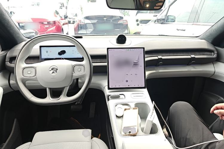 Used Nio ES6 2024 75 kWh Center Console