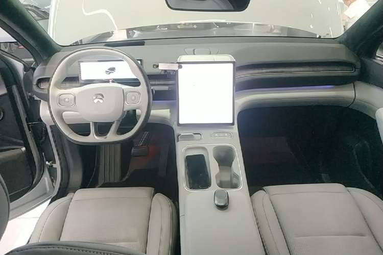 Used Nio ES6 2024 75 kWh Center Console