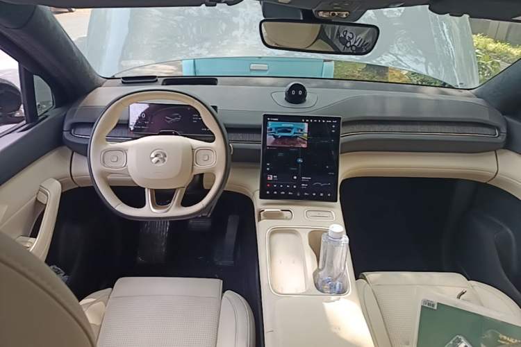 Used Nio ES6 2024 75 kWh Center Console