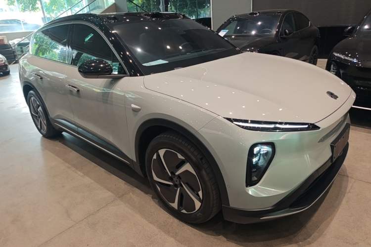 Used Nio ES6 2024 75 kWh Front Right 45 Deg