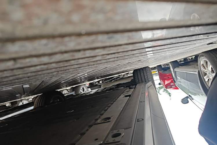 Used Nio ES6 2024 75 kWh Left Side Sill