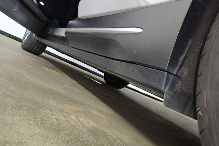 Used Nio ES6 2024 75 kWh Left Side Sill
