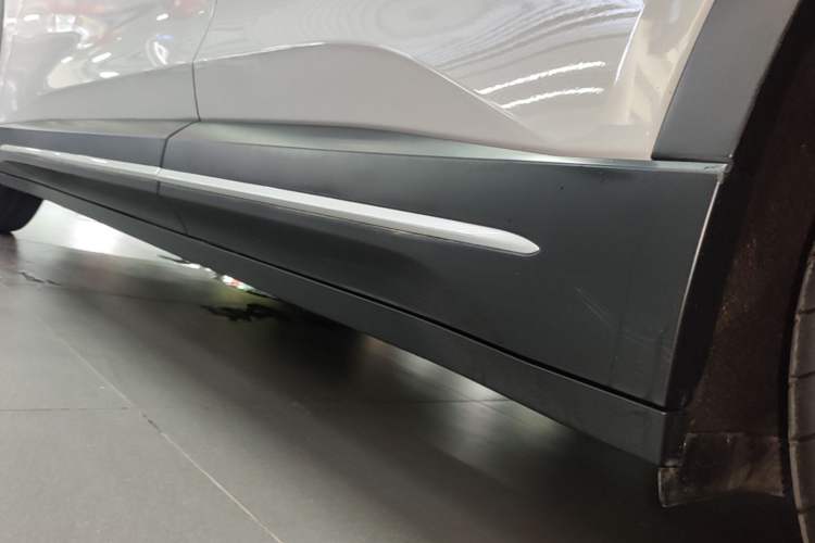 Used Nio ES6 2024 75 kWh Left Side Sill