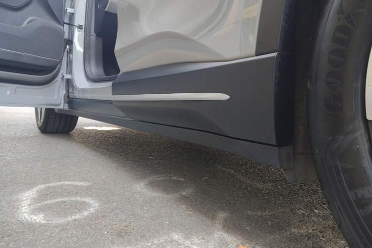 Used Nio ES6 2024 75 kWh Left Side Sill