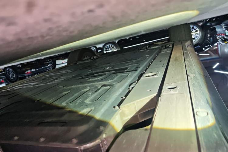 Used Nio ES6 2024 75 kWh Left Side Sill