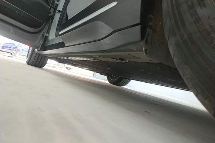 Used Nio ES6 2024 75 kWh Left Side Sill