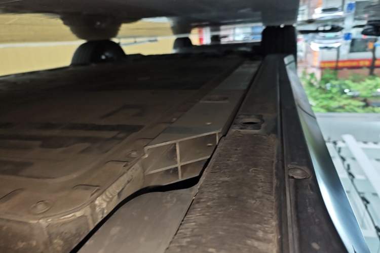 Used Nio ES6 2024 75 kWh Left Side Sill