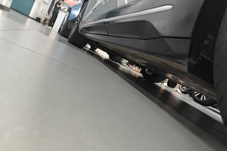Used Nio ES6 2024 75 kWh Left Side Sill