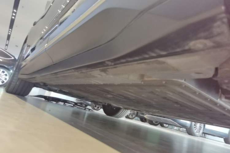 Used Nio ES6 2024 75 kWh Left Side Sill