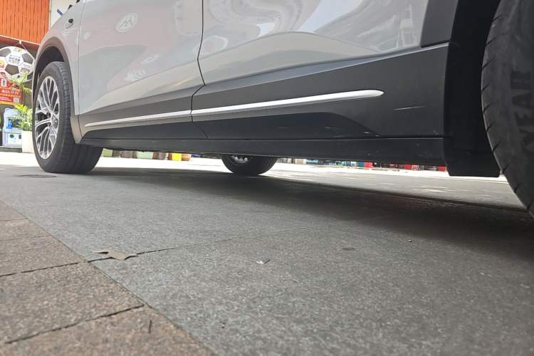 Used Nio ES6 2024 75 kWh Left Side Sill
