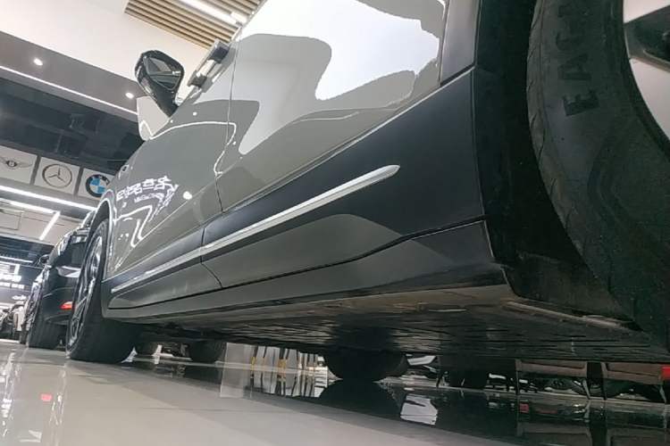 Used Nio ES6 2024 75 kWh Left Side Sill